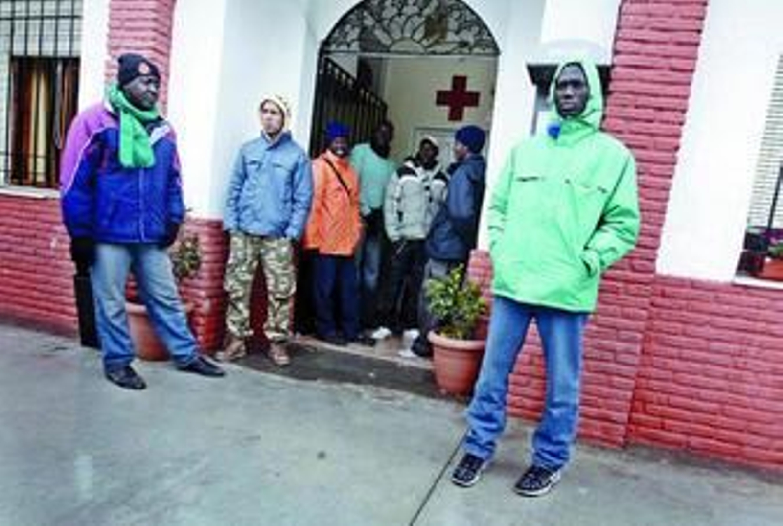 Inmigrantes esperan desde primera hora una oferta de trabajo o su turno para entrar en el centro. Inmigrantes esperan desde primera hora una oferta de trabajo o su turno para entrar en el centro.