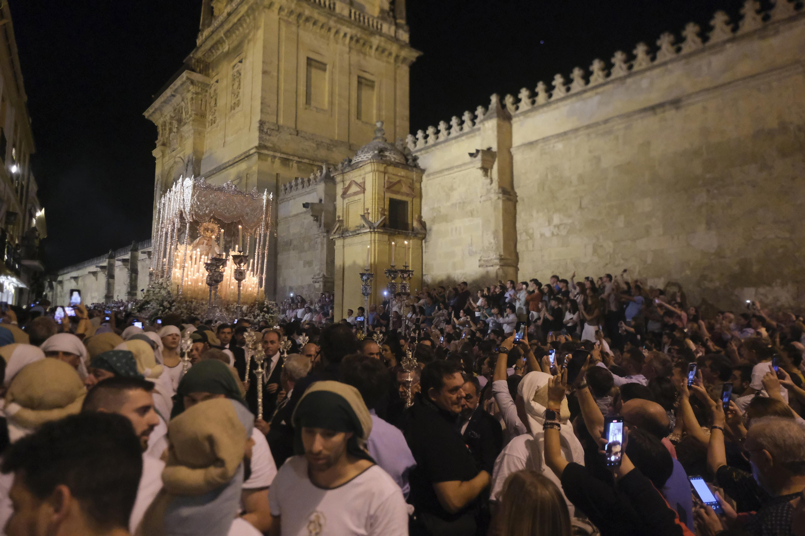 La procesión de la Virgen de la Paz tras su coronación pontificia en Córdoba, en imágenes