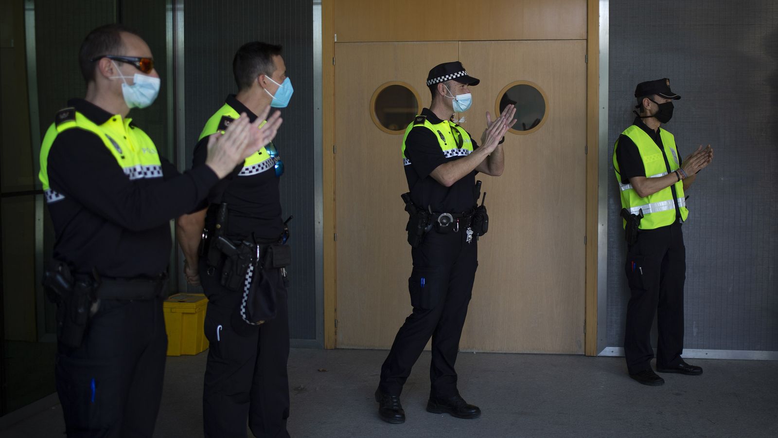 Aplausos en la Jefatura Superior de Policía para Mario Tinoco Paredes.