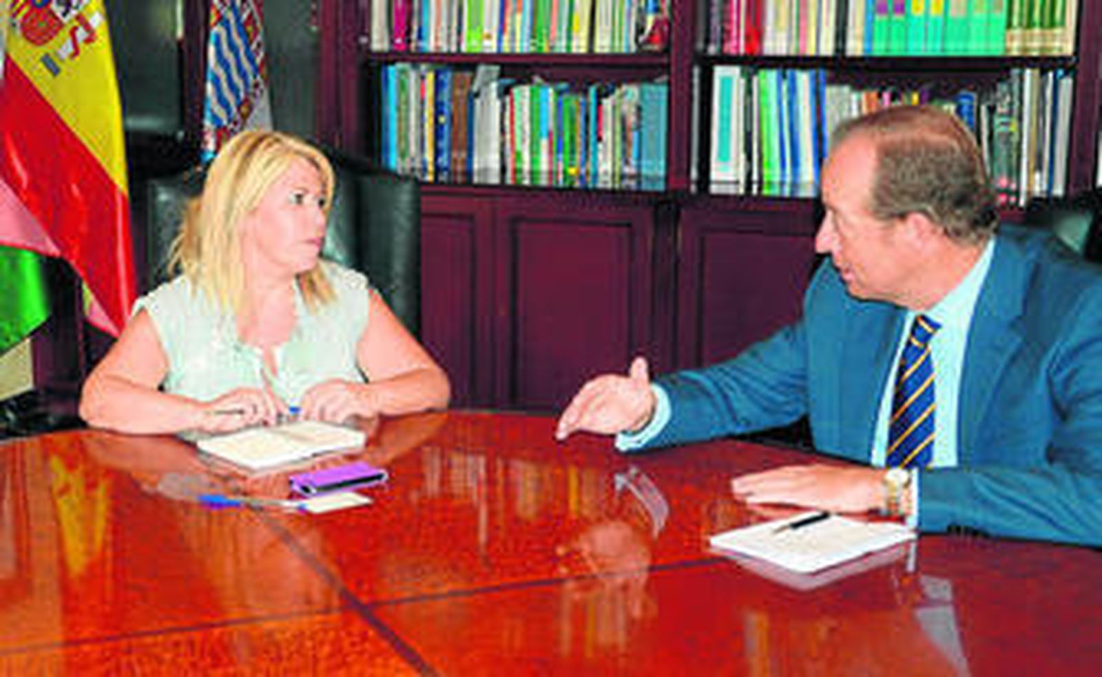 Mamen Sánchez y Marcos Camacho, días atrás, durante la reunión en el Ayuntamiento.