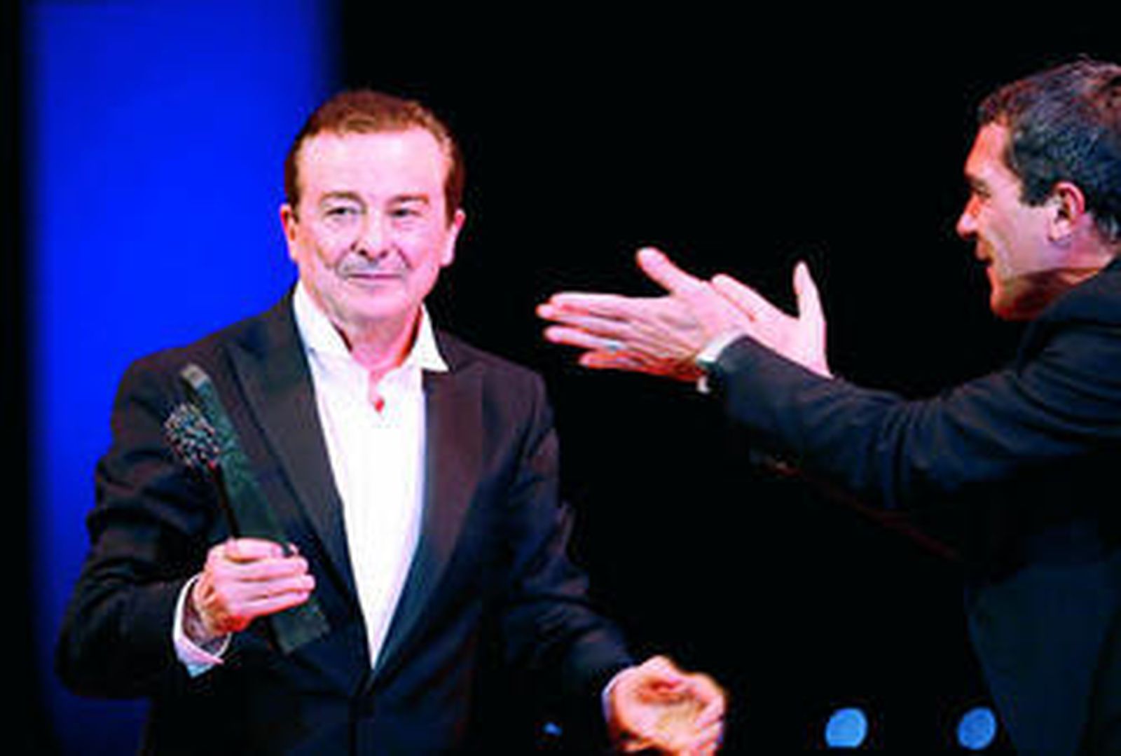 El actor Juan Diego recibió anoche orgulloso el Premio Málaga de manos de Antonio Banderas.