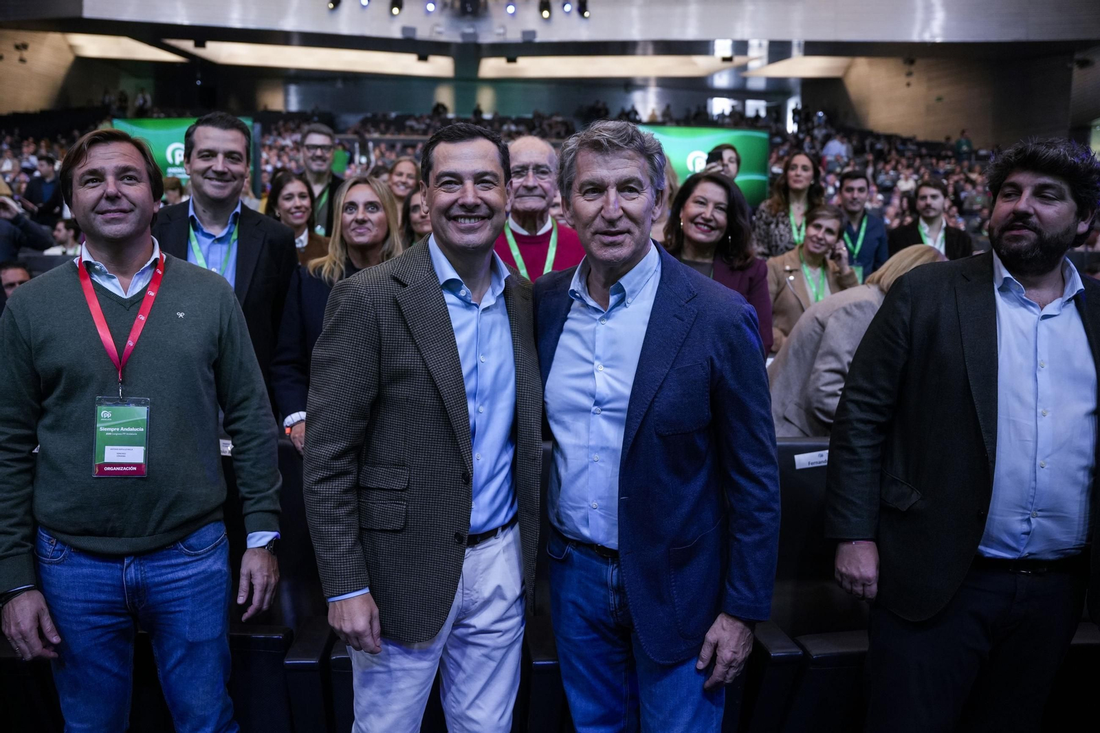 Juanma Moreno y Alberto Núñez Feijóo en la clausura del congreso.