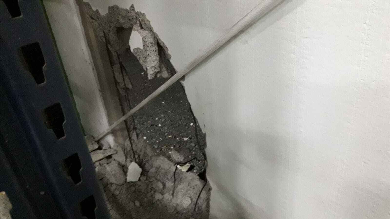 Así queda la pared de las instalaciones tras el robo.
