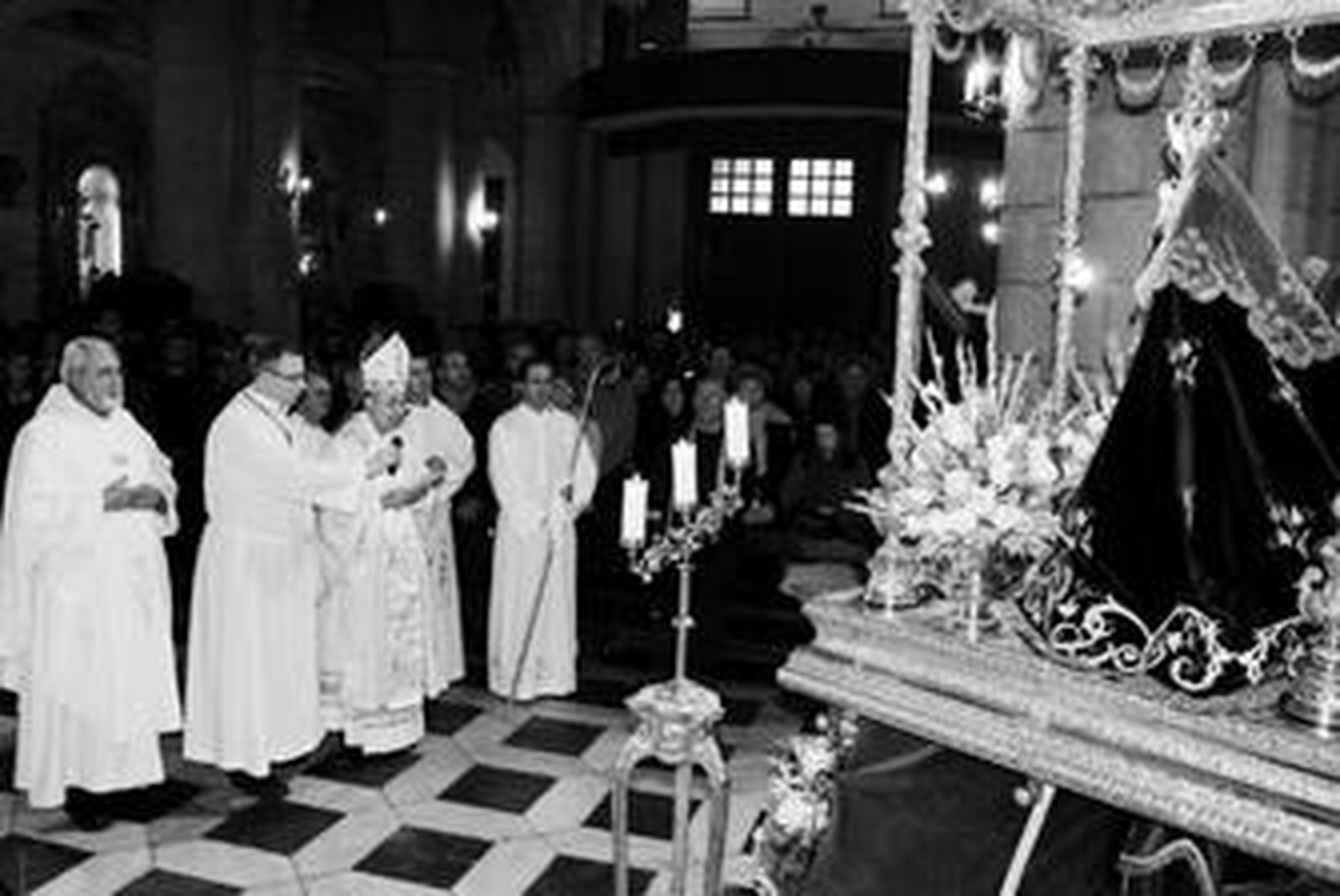 El obispo de la Diócesis, Adolfo González, dirige una oración ante la imagen de la Santísima Virgen del Mar.