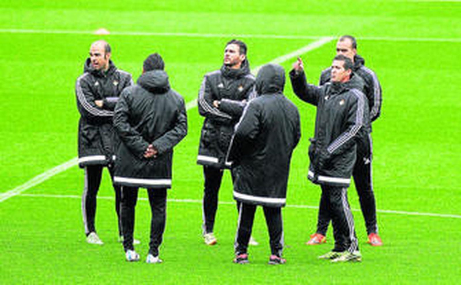 Juan Merino, rodeado de su cuerpo técnico, durante un entrenamiento.