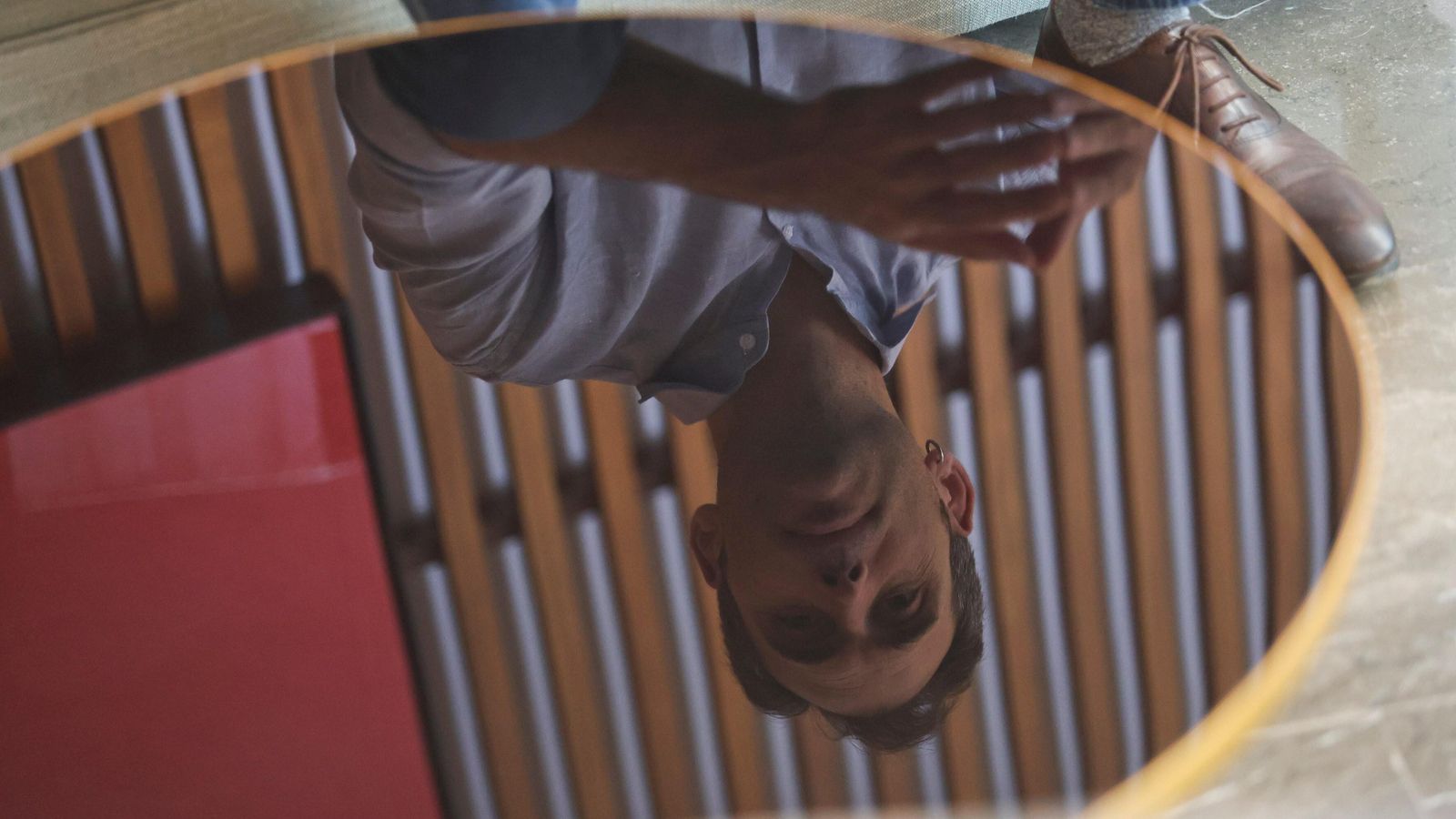 La silueta de Valero reflejada en una mesa.