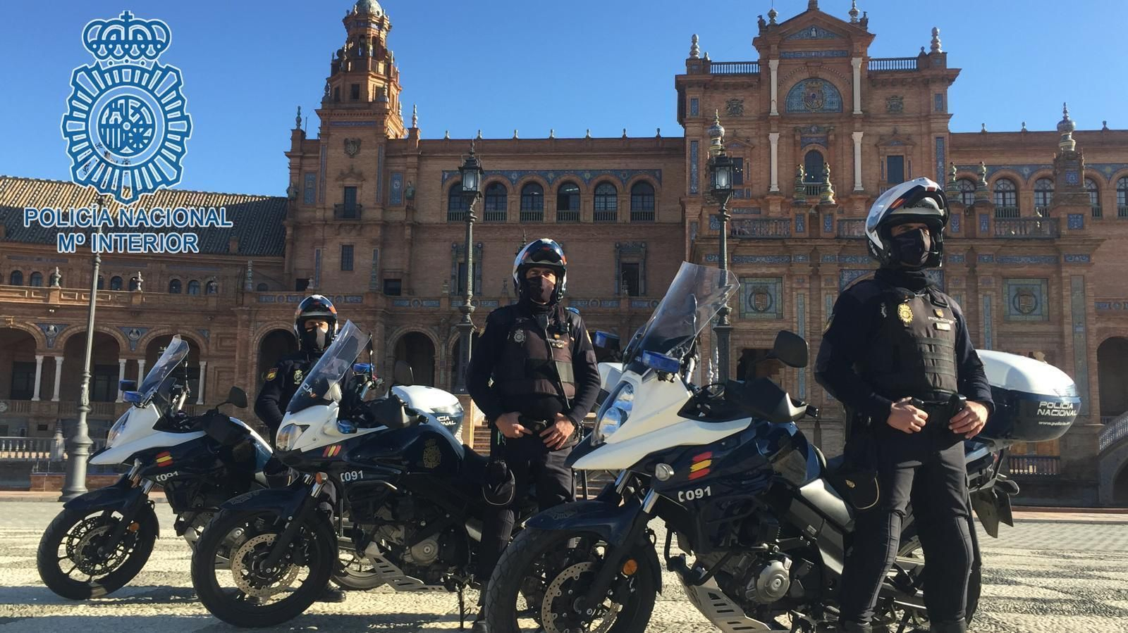 Los agentes del Grupo de Motos de la Policía Nacional en Sevilla, responsables de la detención.