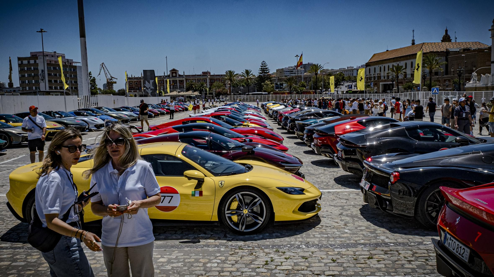 Las imágenes de la concentración de coches Ferrari en Cádiz