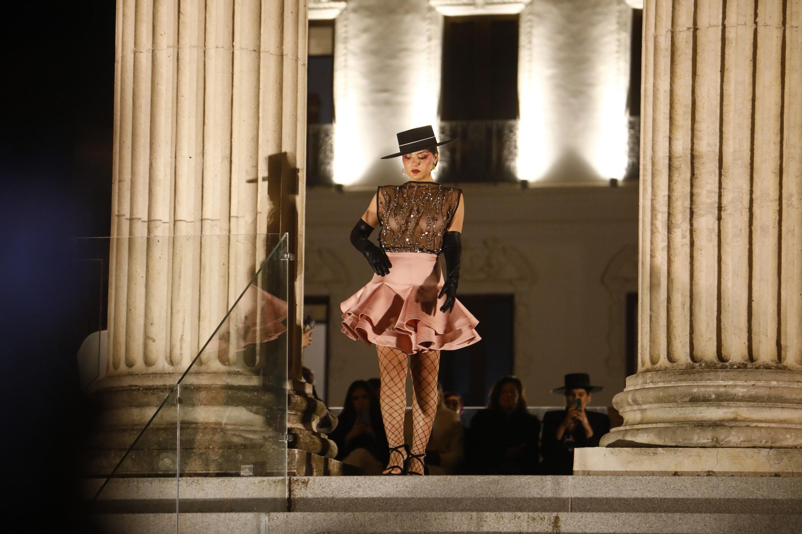 Las mejores imágenes del desfile de Mancini en el Templo Romano de Córdoba