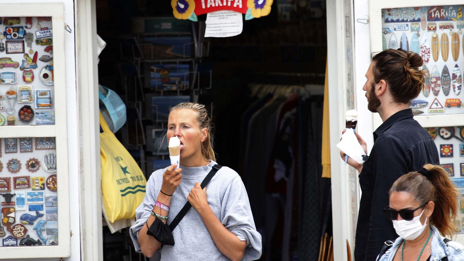 Los empresarios de Tarifa esperan la llegada de turistas "como agua de mayo".
