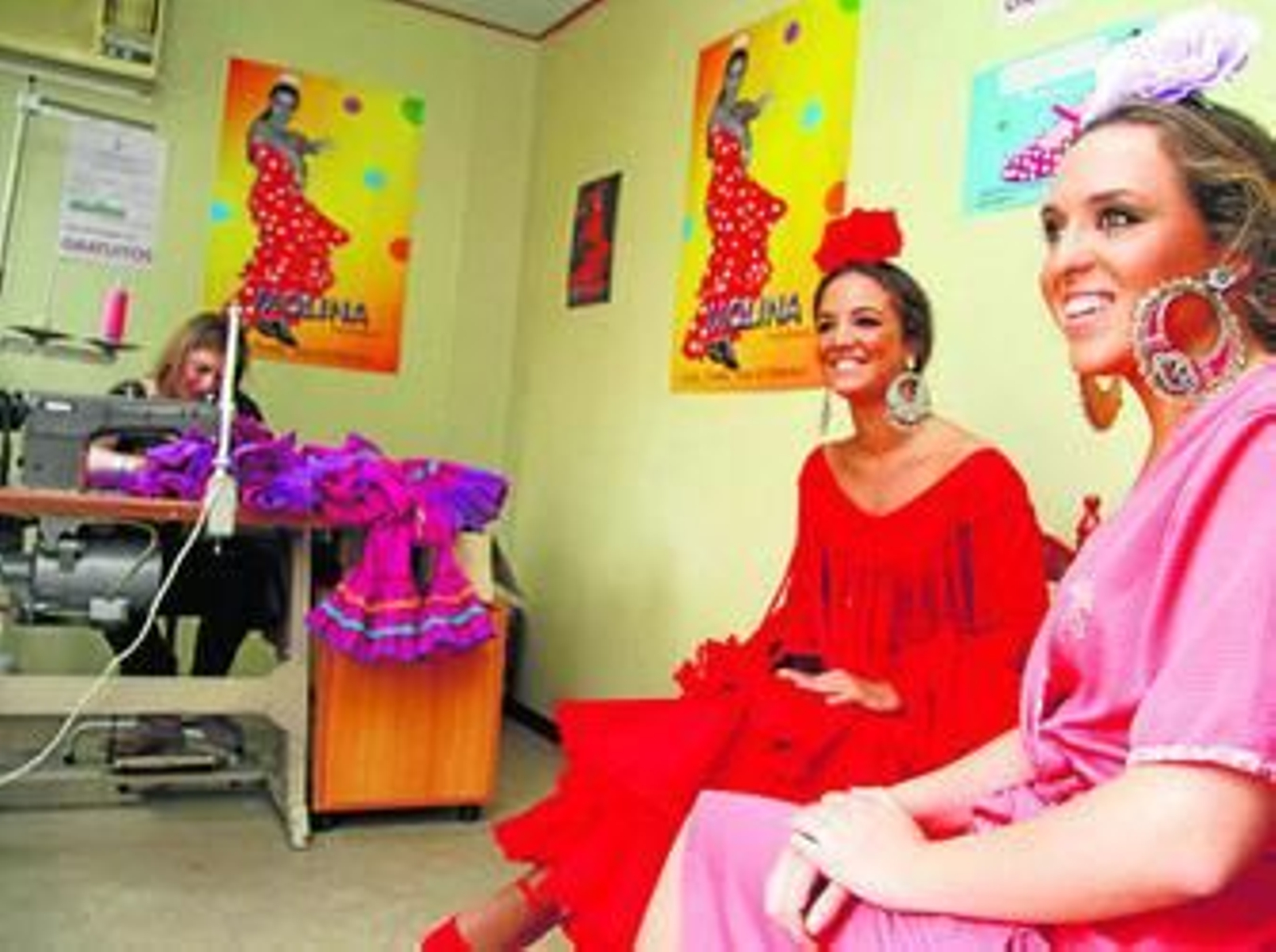 María Cañas espera, junto a su amiga Marina Martín, que la costurera le arregle un volante del vestido.