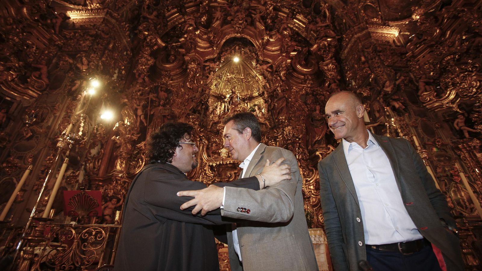 El superior de los Capuchinos, fray Eduardo Fernández, con el alcalde, Juan Espadas; y el delegado de Urbanismo, Cultura y Turismo, Antonio Muñoz, tras la firma del convenio.