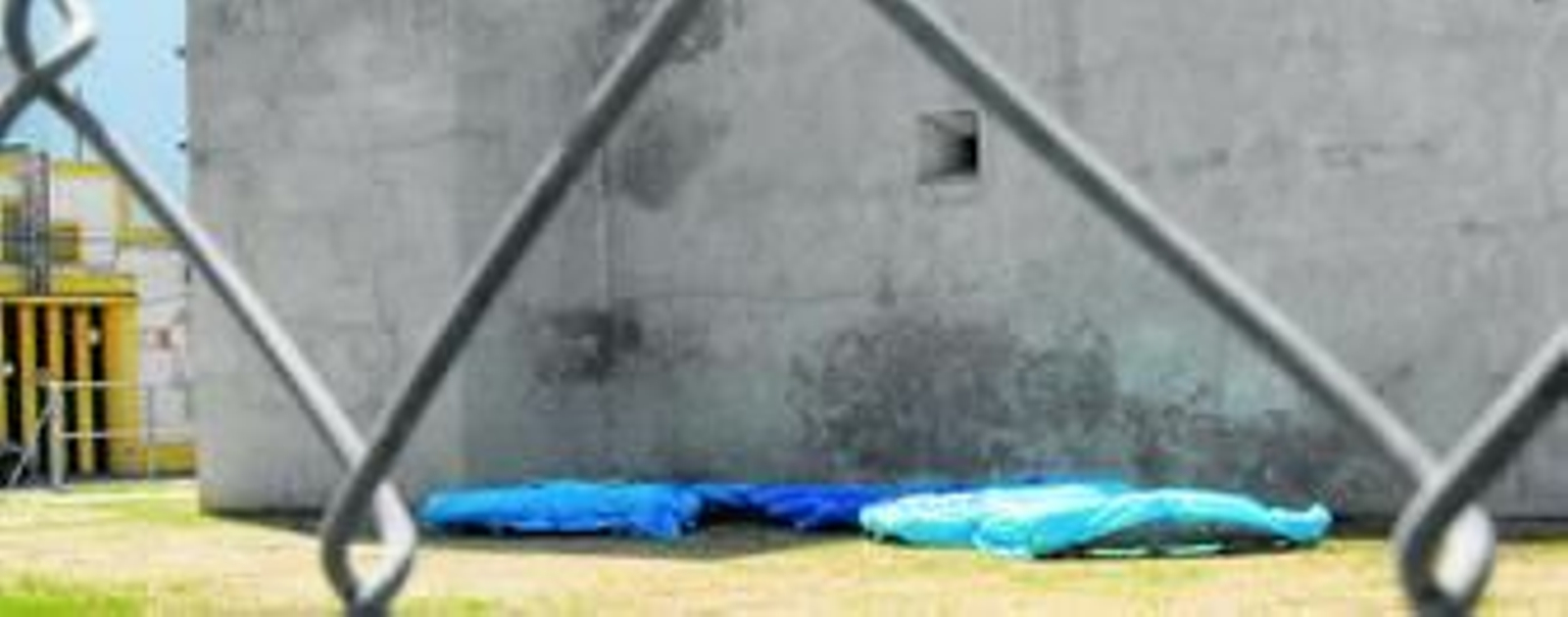 Junto al muro exterior del Castillo de San Romualdo y bajo una lona se encuentran actualmente los cañones de la Guerra de la Independencia que se restauraron.