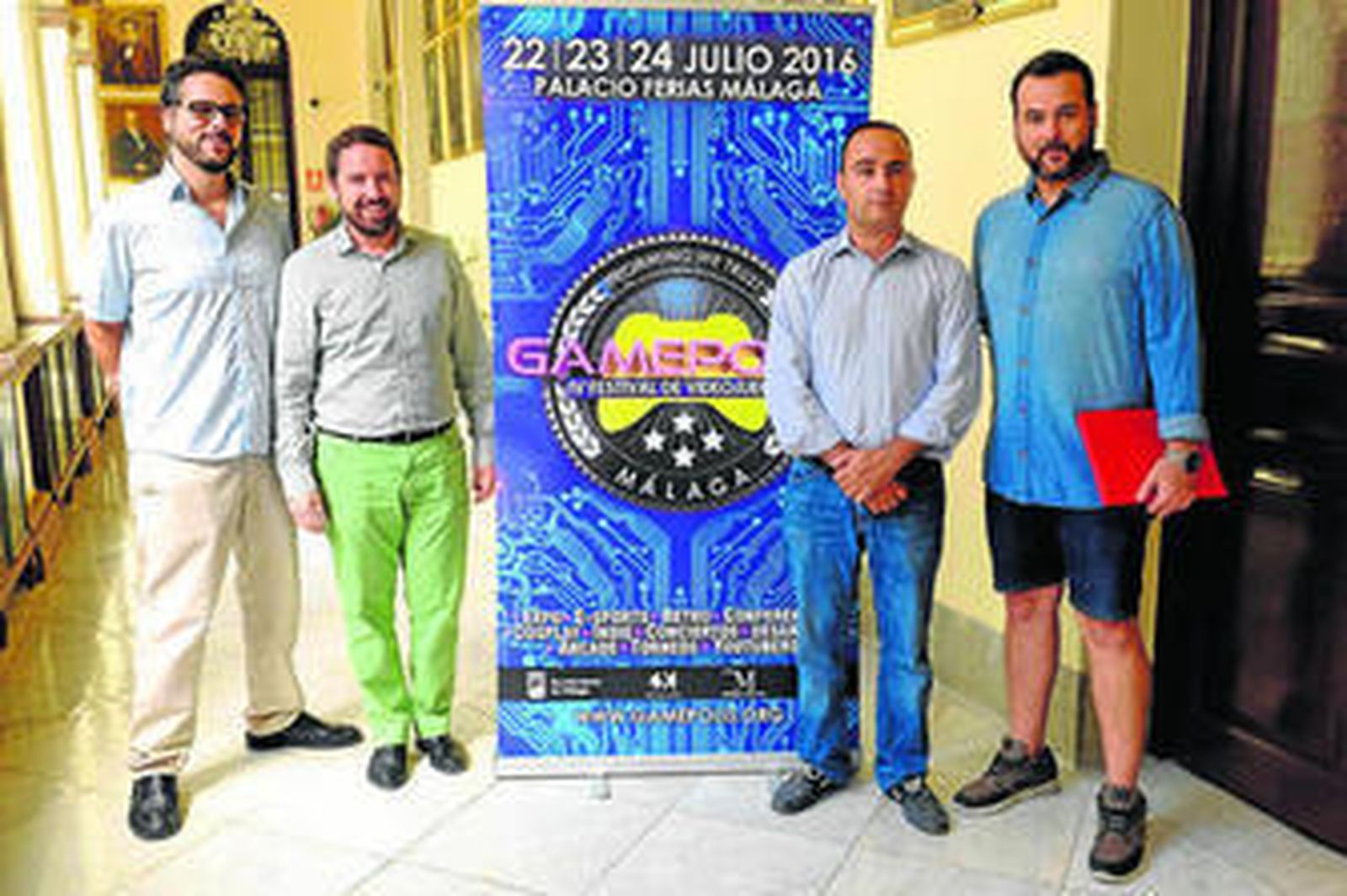 Mario Cortés posa junto a los organizadores del evento y el cartel.