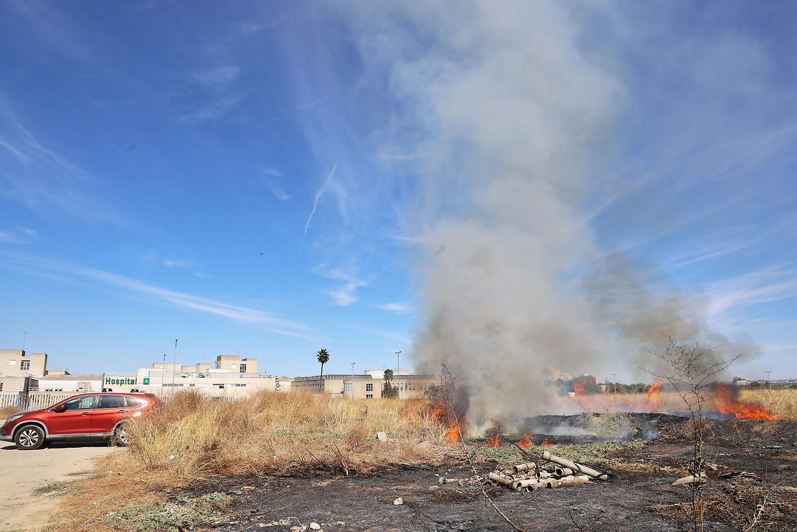 Imágenes del incendio junto al Hospital Juan Ramón Jiménez y el campo de fútbol de El Torrejón en Huelva