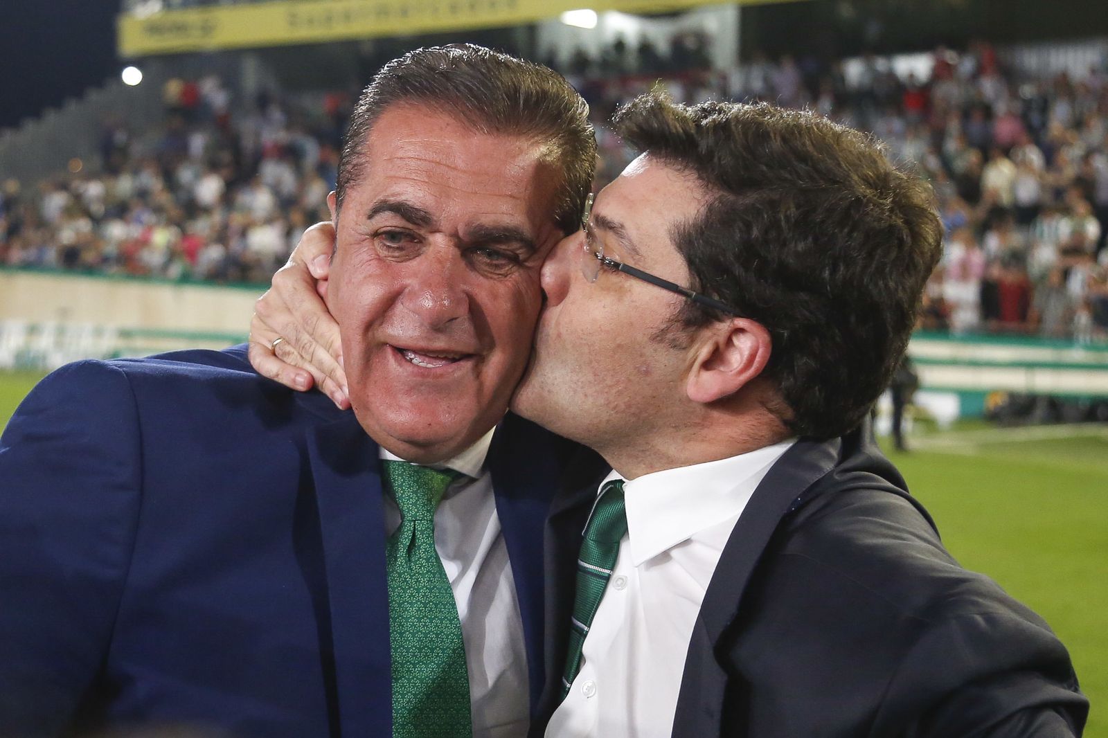 Sandoval, besado por Jesús León tras conseguir la permanencia.