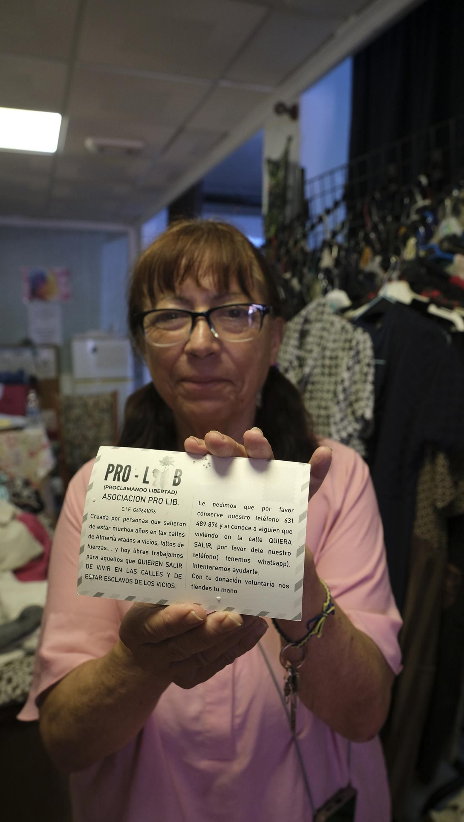 Las imágenes de la asociación que regala libros y ropa a las personas sin hogar en El Zapillo