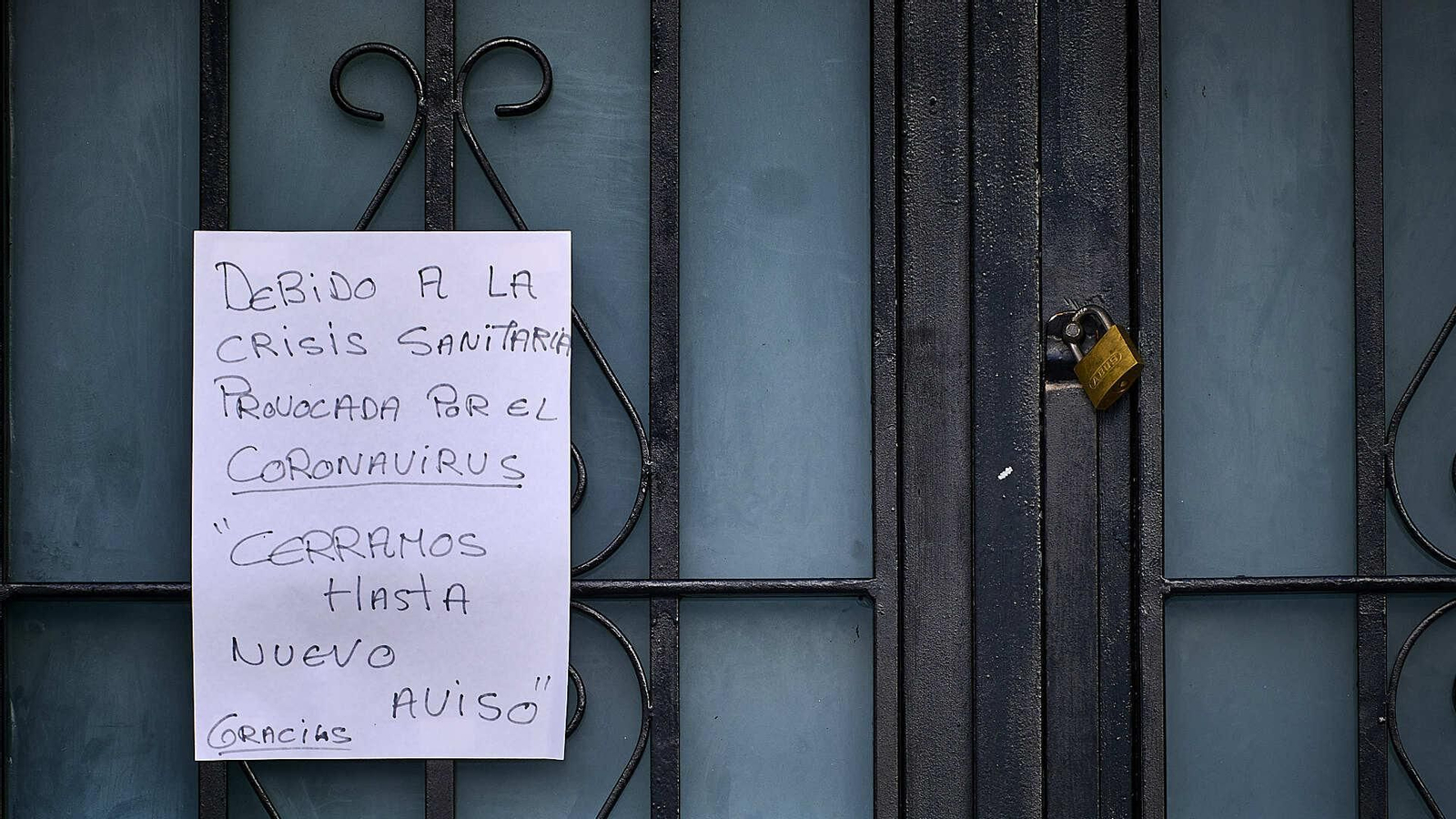 Cartel que anuncia el cierre de un bar del centro