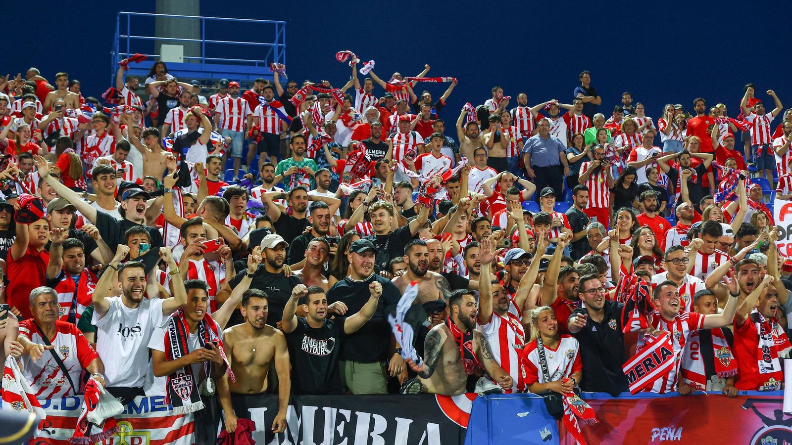 Imagen de la afición indálica entregada en Butarque