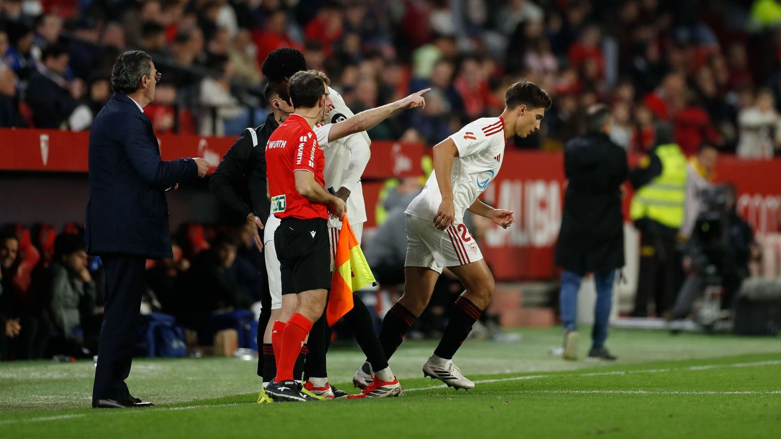 Gattoni entrando al terreno de juego ante el Alavés.