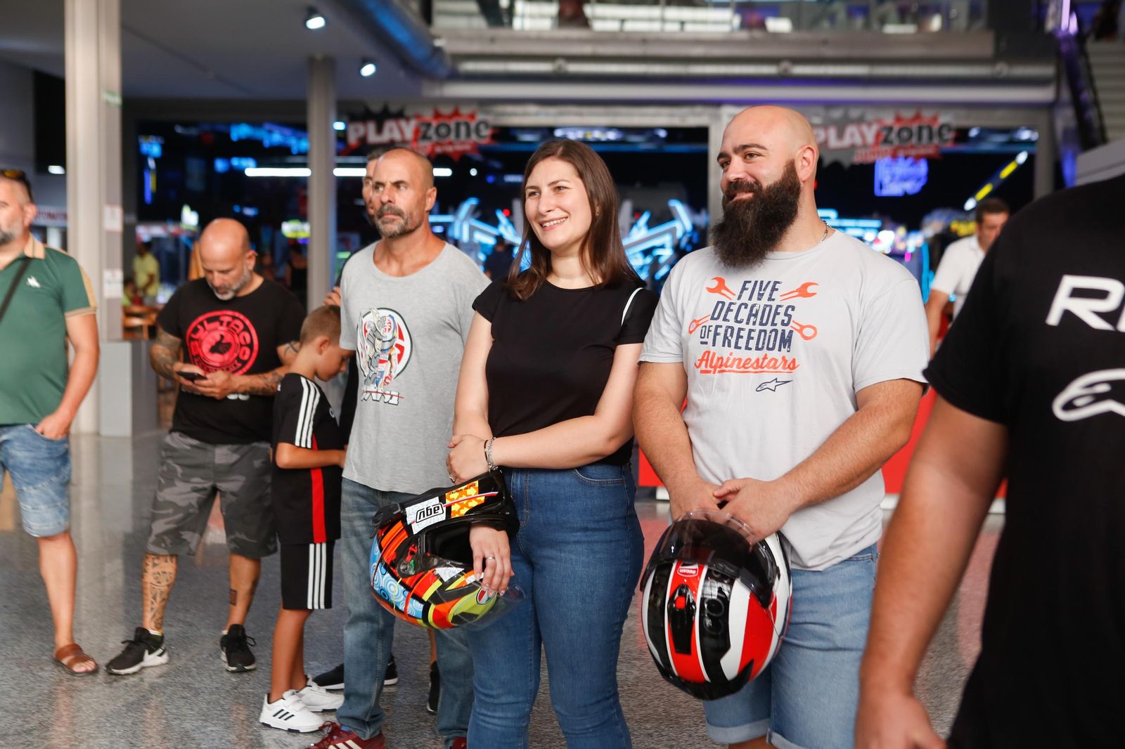 Las fotos de la visita del campeón del Mundo Emilio Alzamora al centro comercial Bahía Plaza de Palmones (Los Barrios)