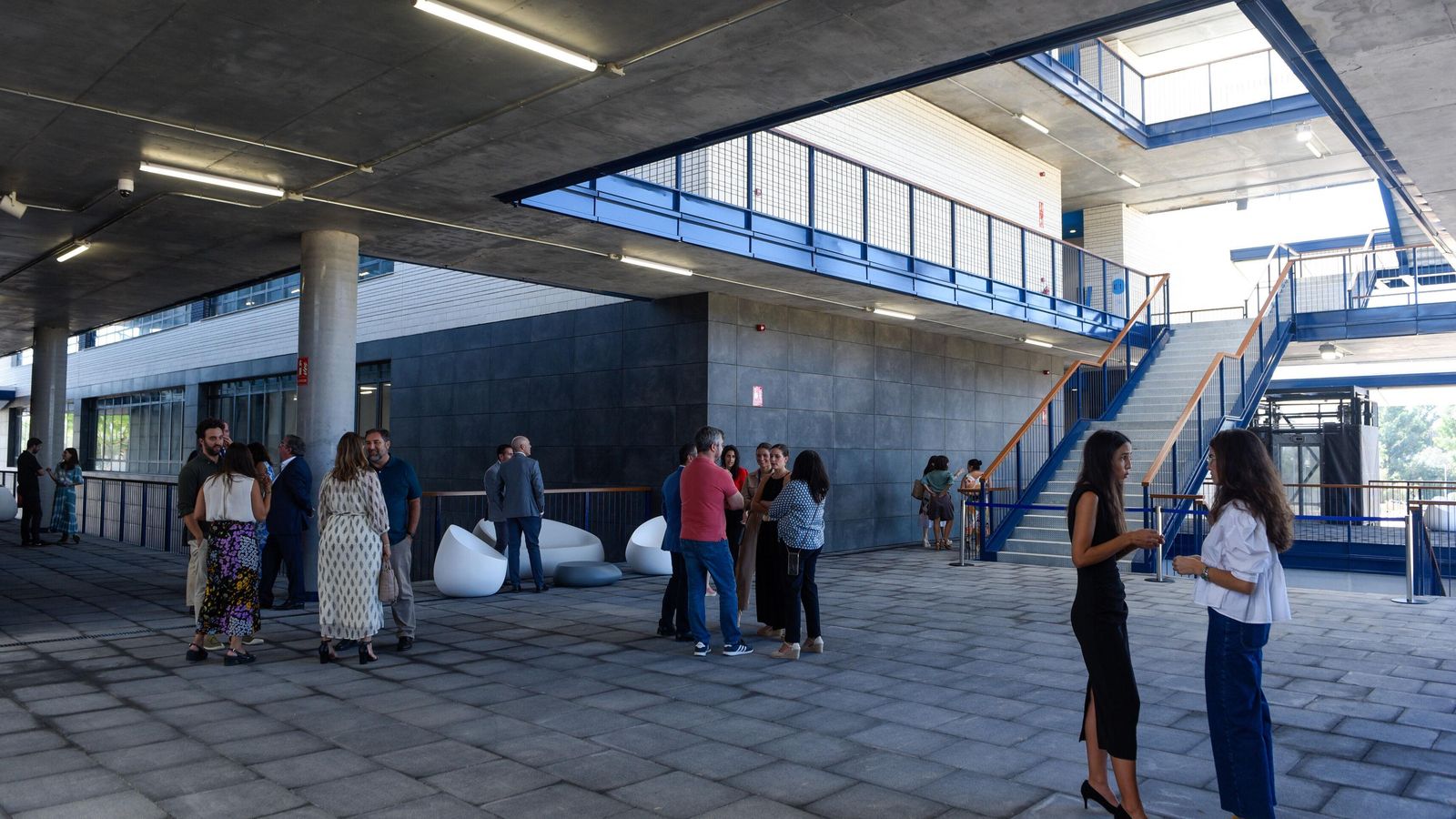 Las zonas comunes del nuevo edificio del Campus Sevilla de la Loyola.