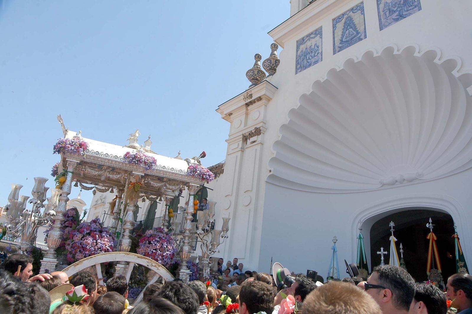 El Simpecao de Triana ante la ermita de al Virgen del Rocío.