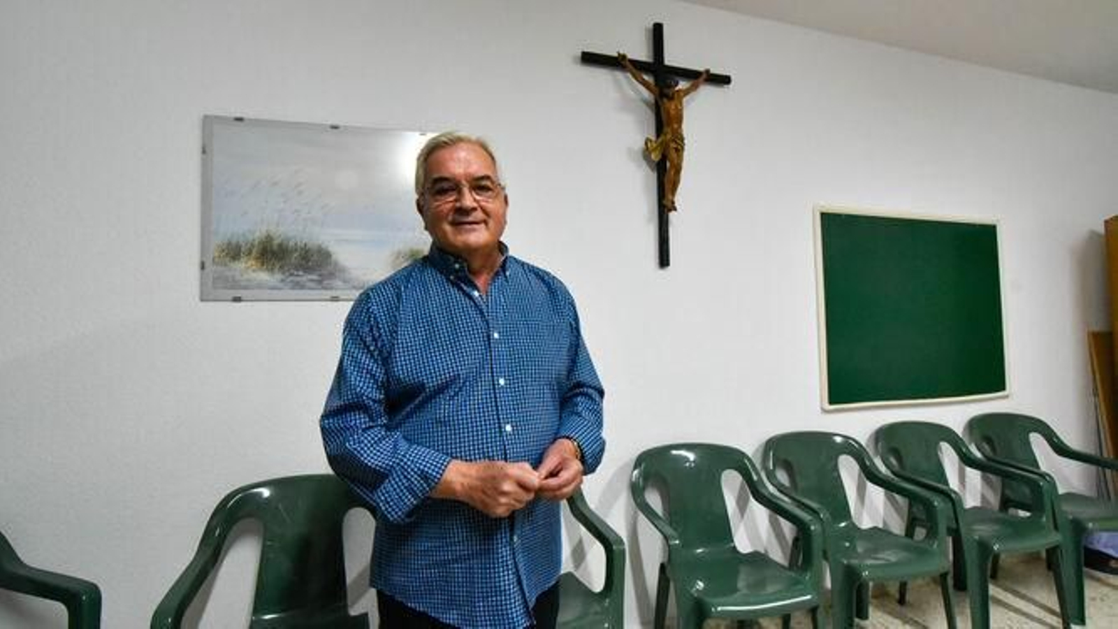 El padre Pedro Gómez, en los salones parroquiales de La Piñera.