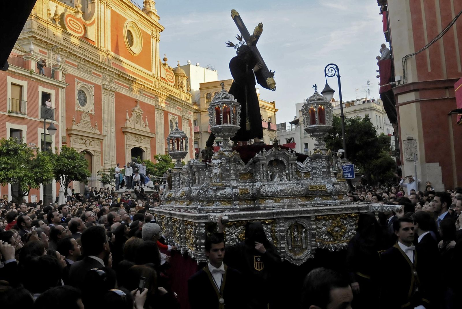 Jesús de la Pasión recién salido al aire del Salvador enfila Cuna para engrandecer el Jueves Santo, el día más largo de la semana.
