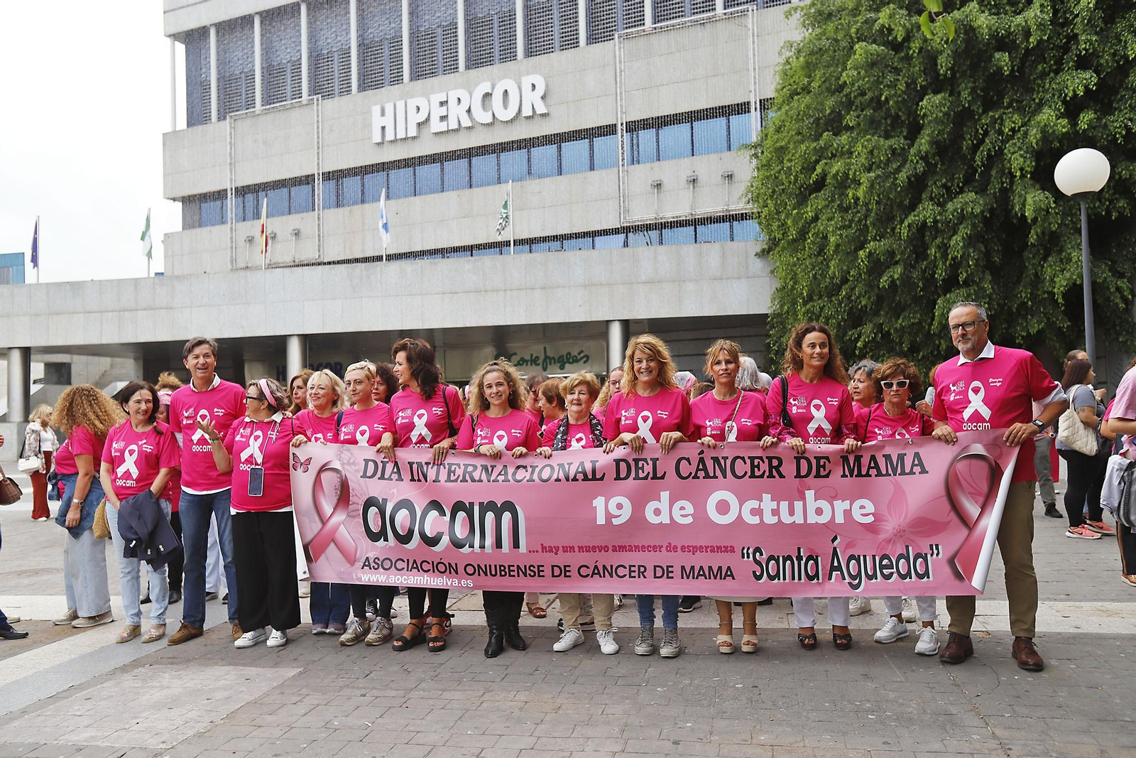 Imágenes de la cadena humana con motivo del Día Internacional del Cáncer de Mama.