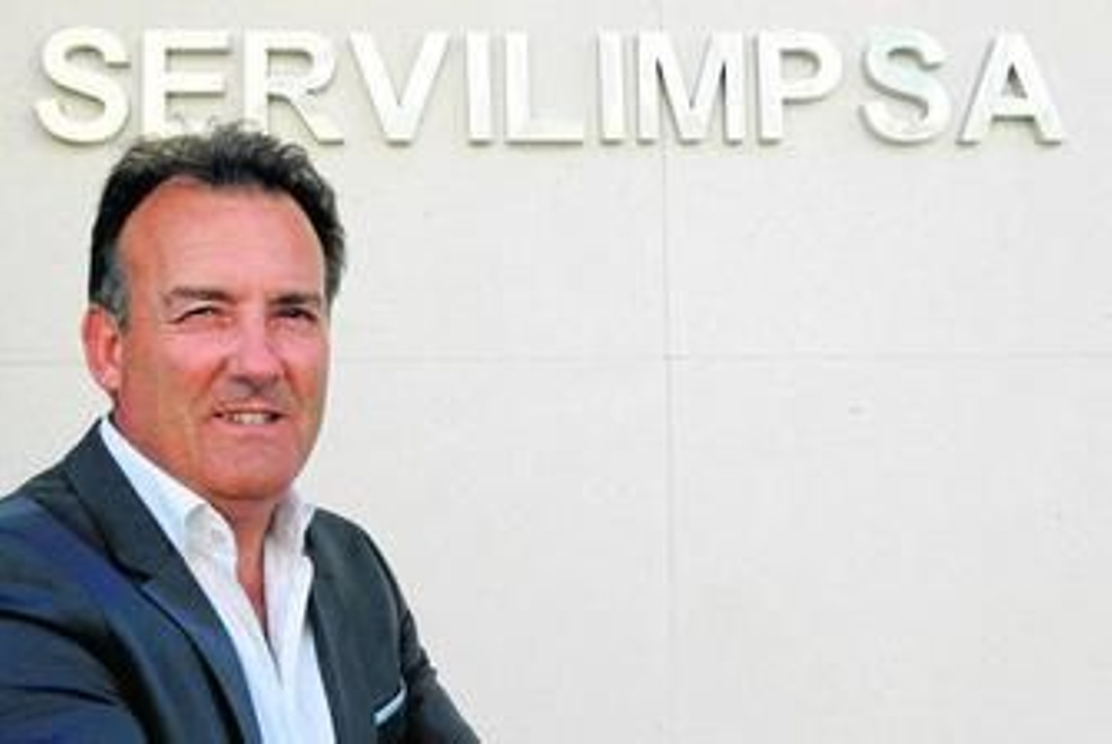 Miguel Cabello posa para este diario en la oficina central de la empresa en el polígono Alameda de la capital.