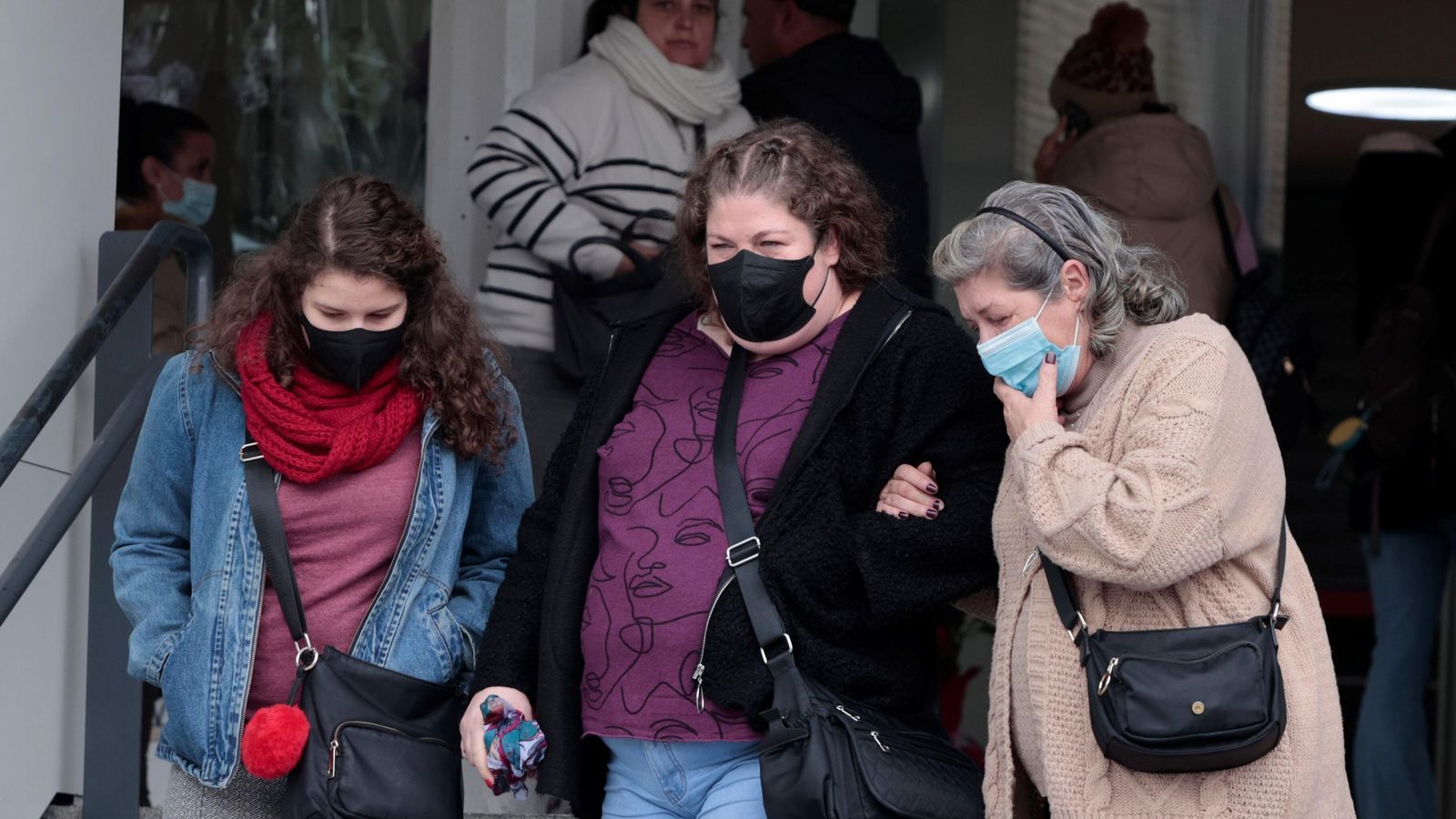 Tres mujeres salen el hospital con la mascarilla puesta.