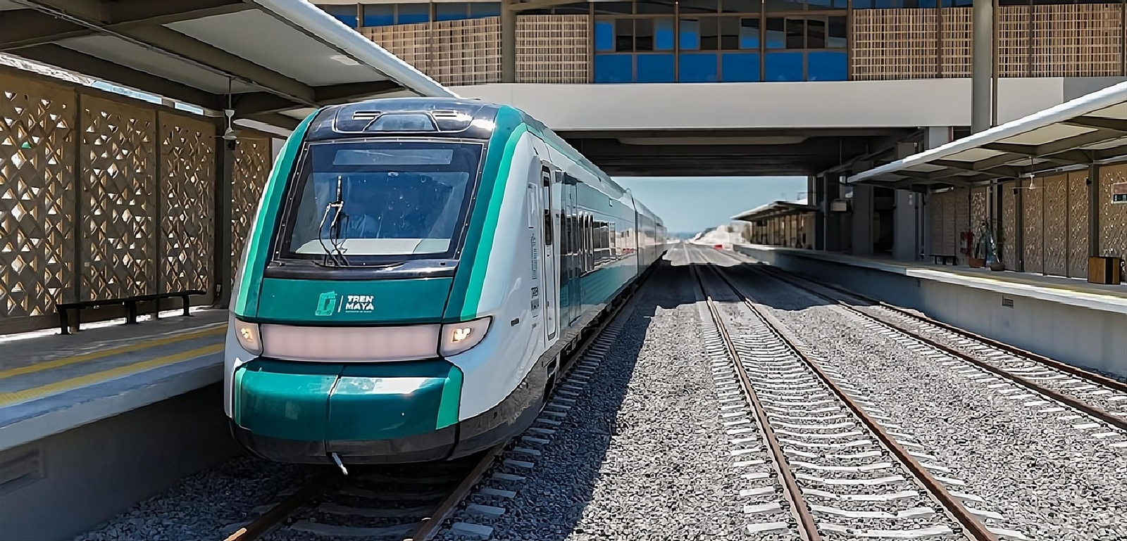 Un Tren Maya en una estación de trenes en México.