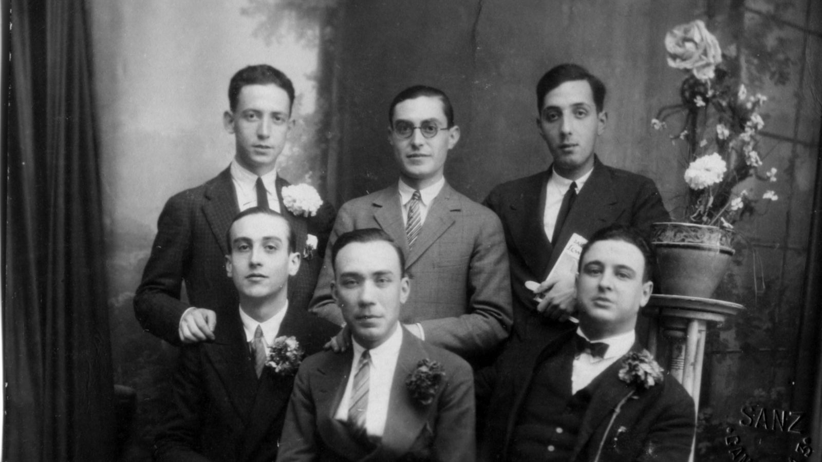 Sierra, en el centro, entre Pablo Sebastián y Alejandro Collantes de Terán. De pie, Antonio Núñez de Herrera, Rafael Porlán y Joaquín Romero Murube.