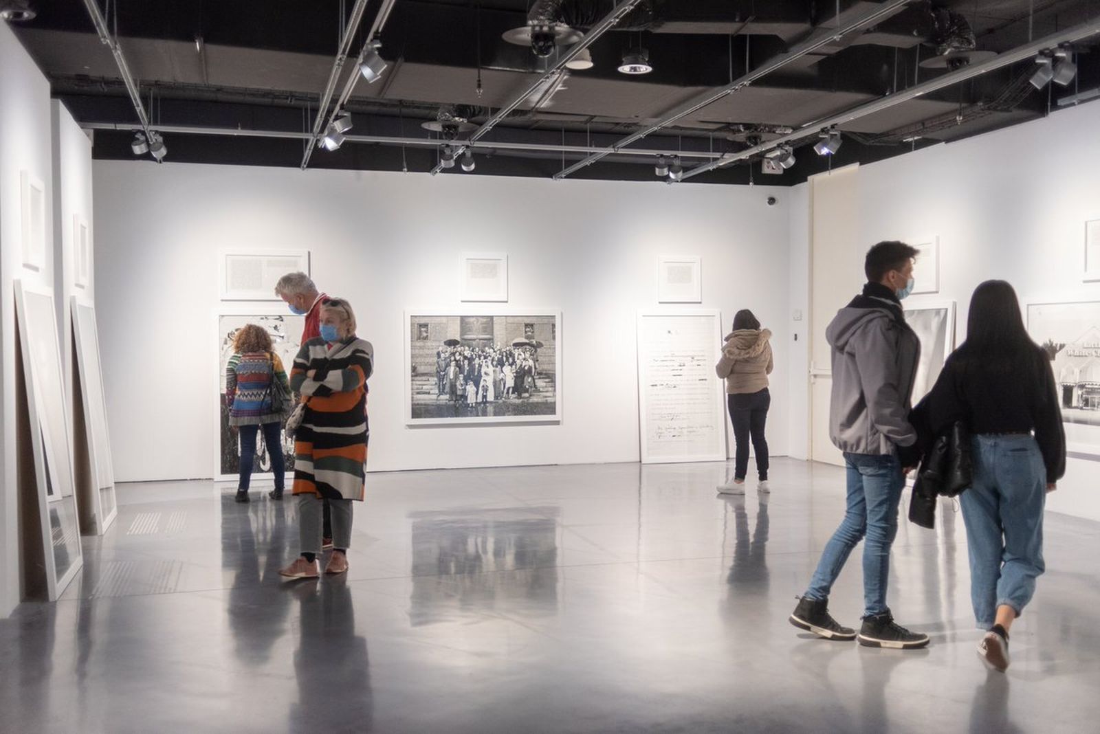 Visitantes recorren la muestra de la artista Sophie Calle