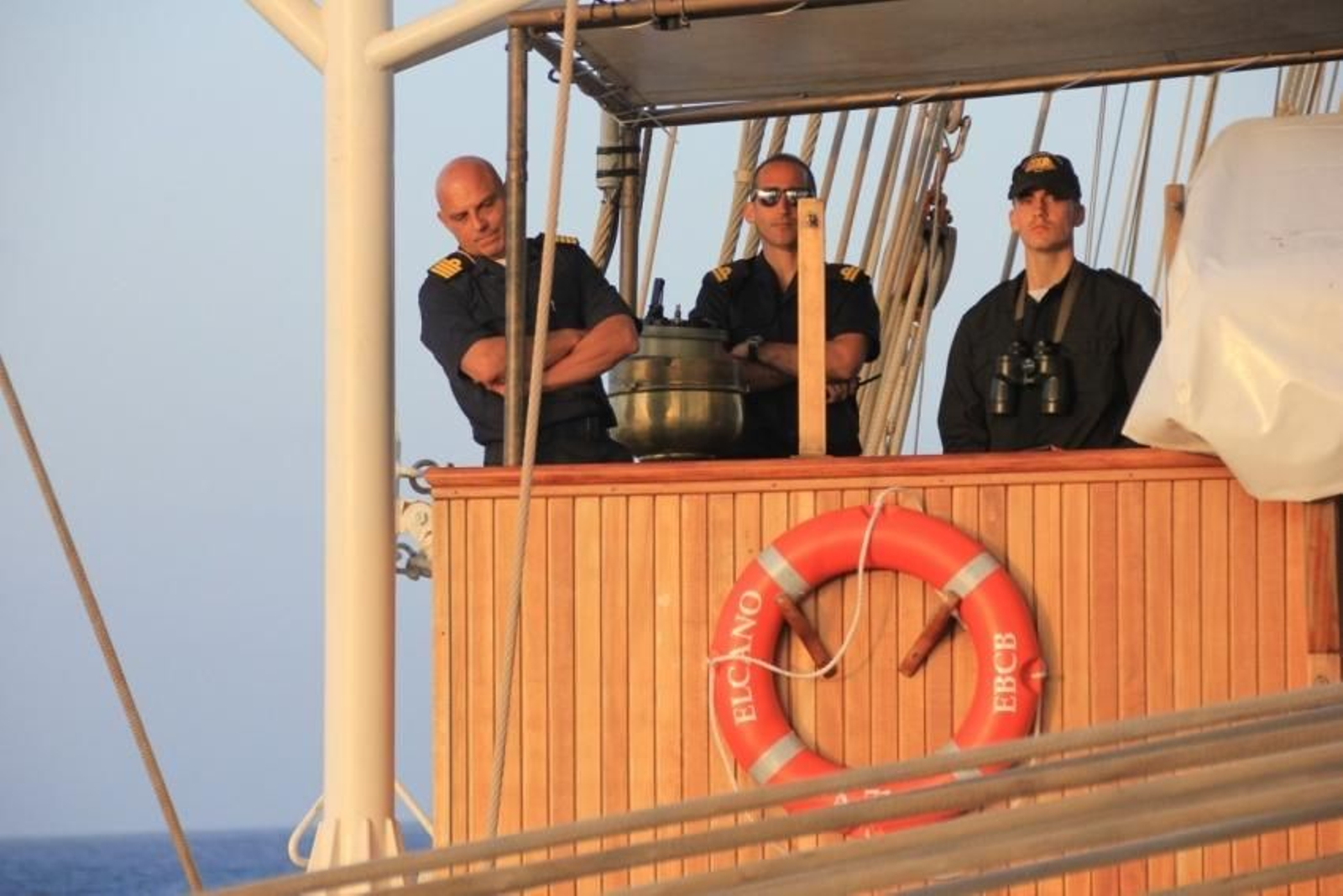 El comandante Ignacio Paz, a la izquierda, en el puente de mando.