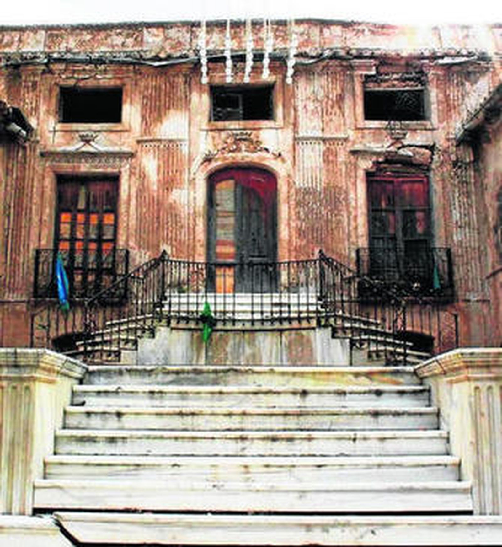 El edificio se encuentra en un estado muy deteriorado.