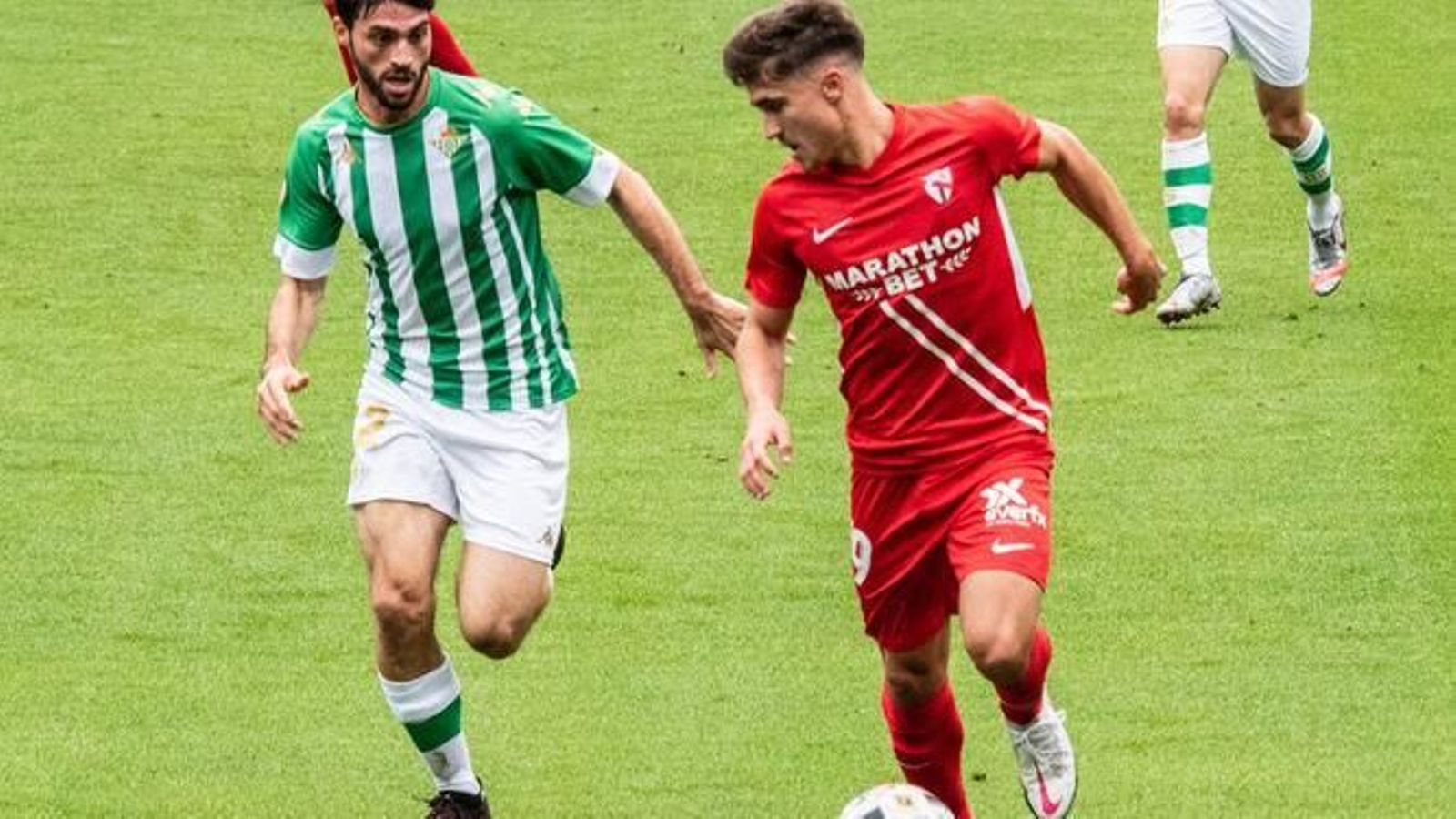 El bético David Carmona y el sevillista Iván en el Betis Deportivo-Sevilla Atlético.
