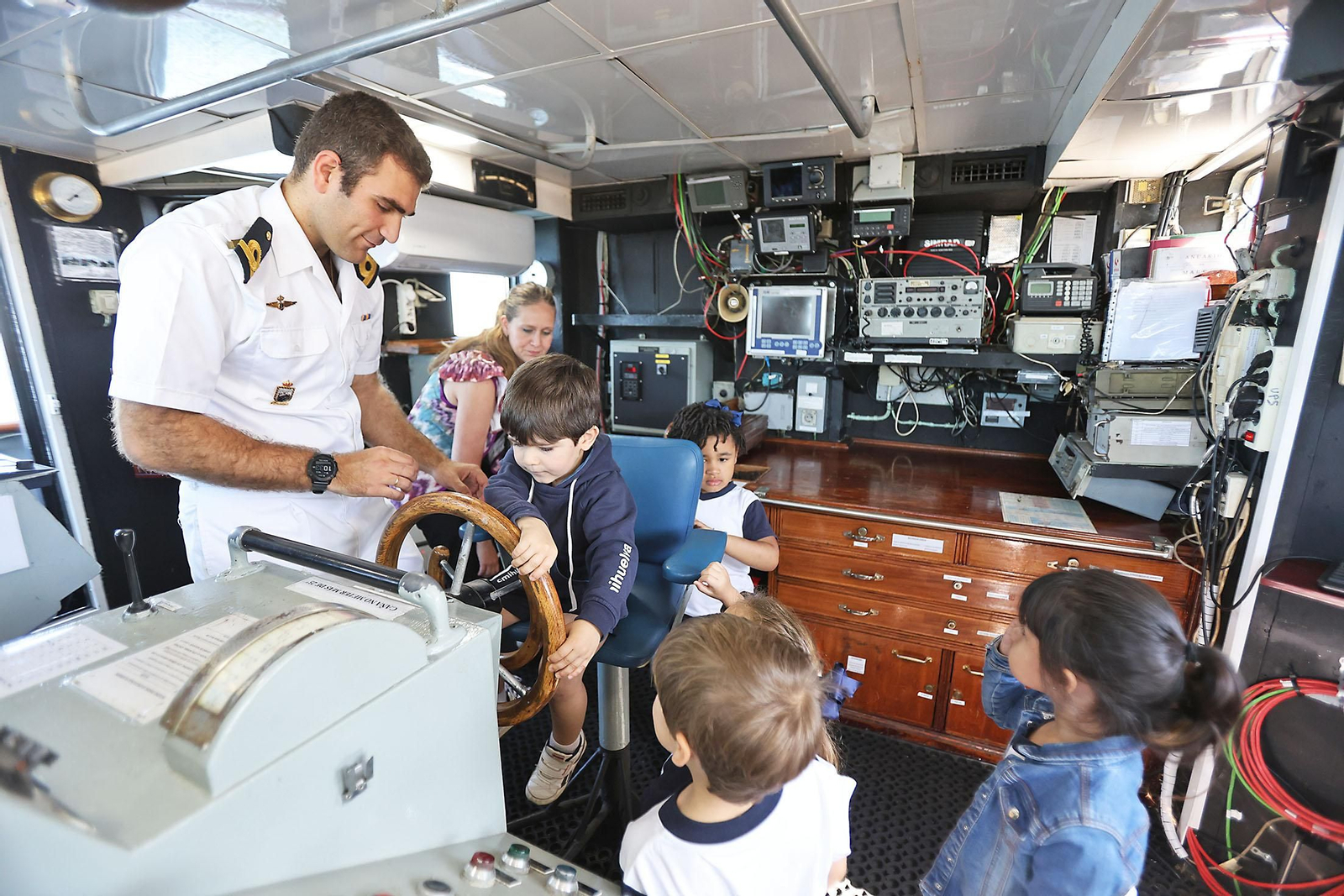 Imágenes de las visitas al patrullero de la Armada Española Medas p-26