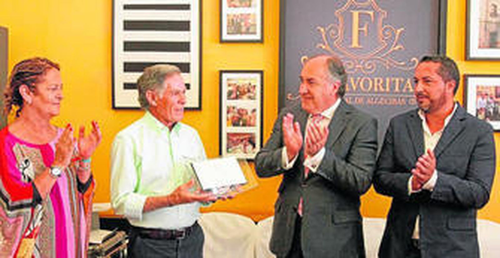 El maestro Ruiz Miguel recoge el reconocimiento ante la mirada de Landaluce, Gómez y Cid, ayer.