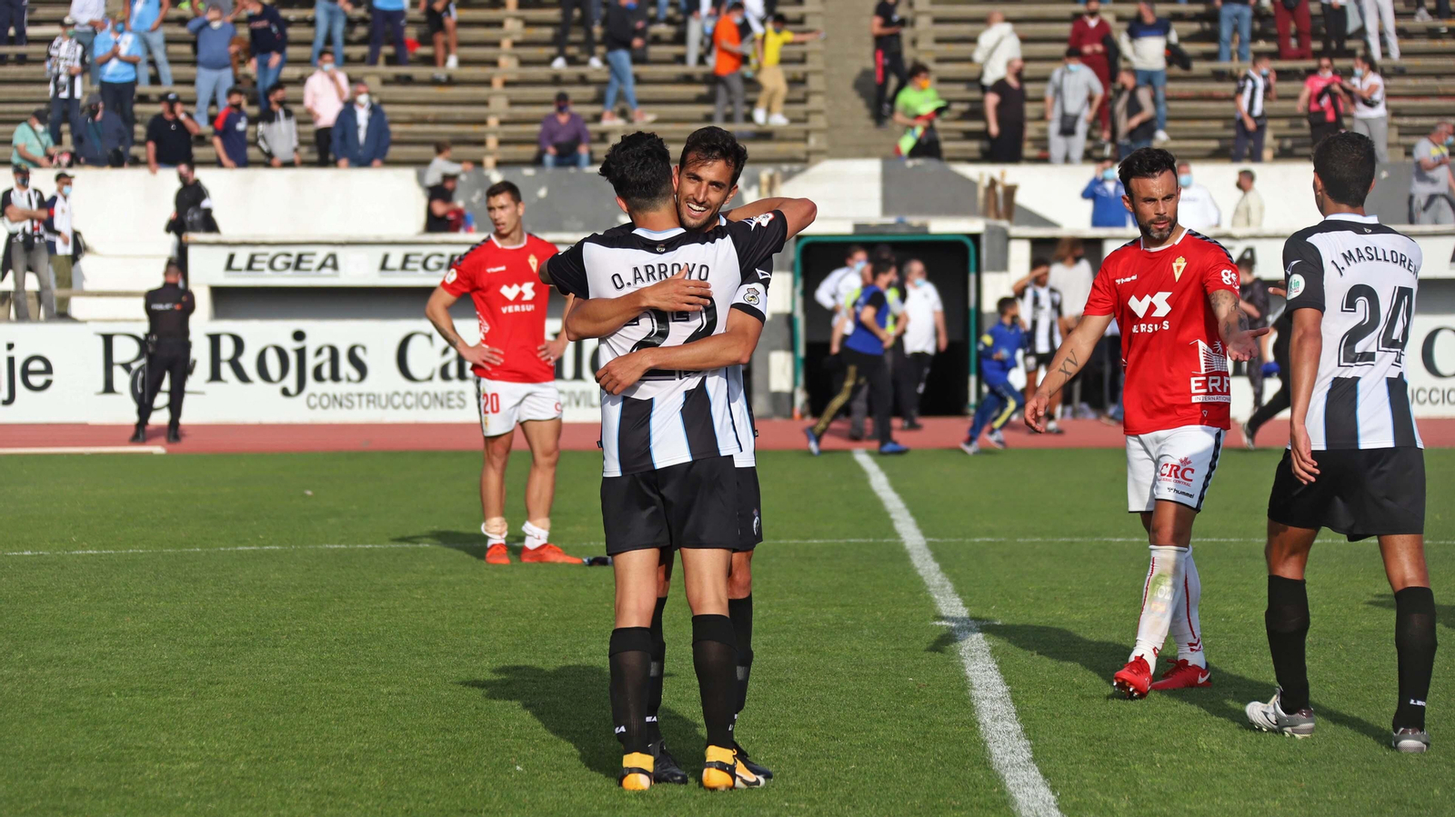 Carrasco y Óscar Arroyo celebran el triunfo de la Balona sobre el Real Murcia