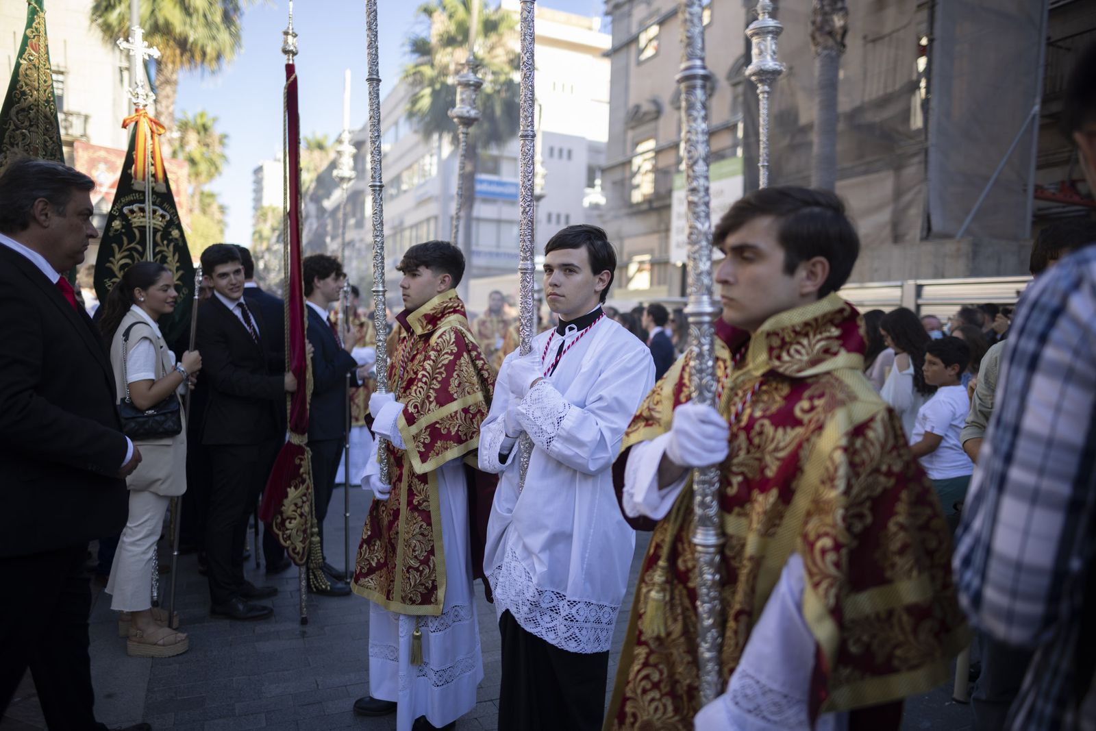 Imágenes de la salida extraordinaria de La Borriquita por las calles de Huelva