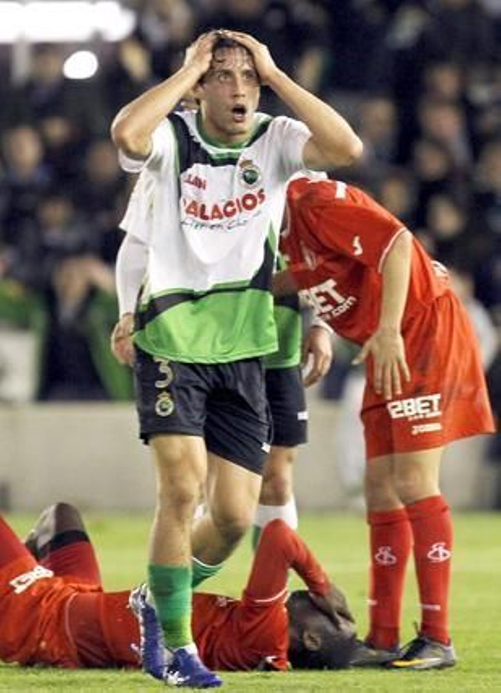 El Sevilla pierde un punto en el descuento frente al Racing (3-2). / EFE