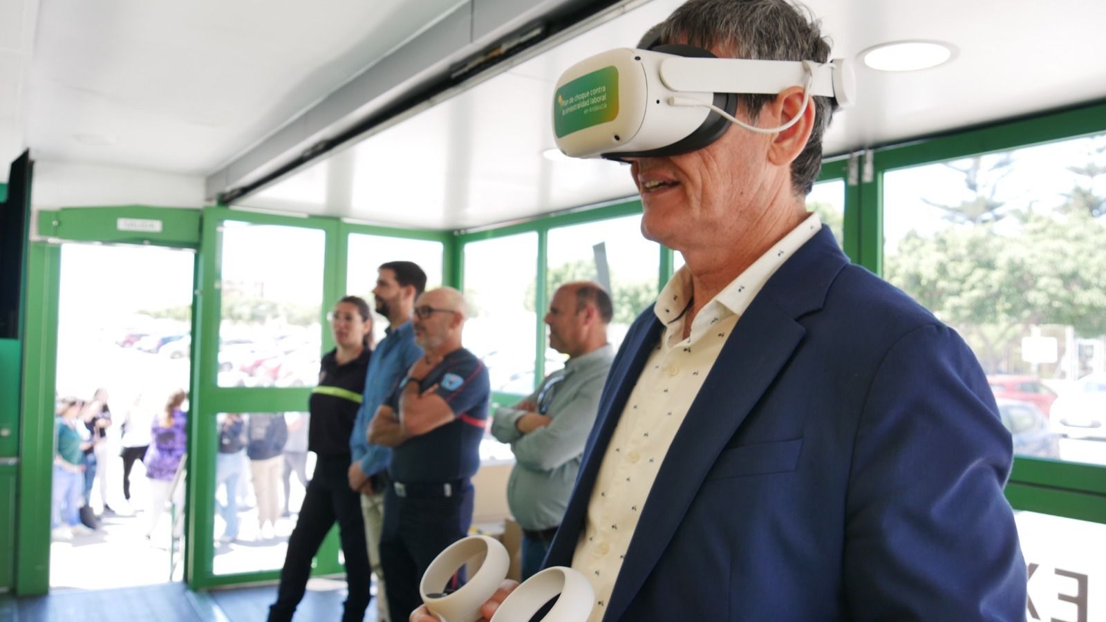 Manuel Cortés con unas gafas de realidad virtual.