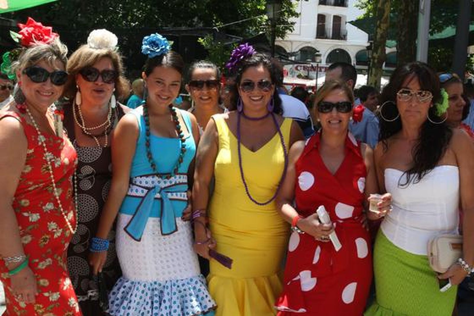Amigas posan sonrientes a mediodía en el centro.

Foto: Paco Guerrero