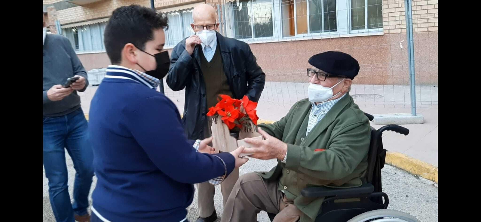 Momento en que el hijo del taxista Pablo Tirado hace entrega de un recuerdo a la residencia de parte de Teletaxi.
