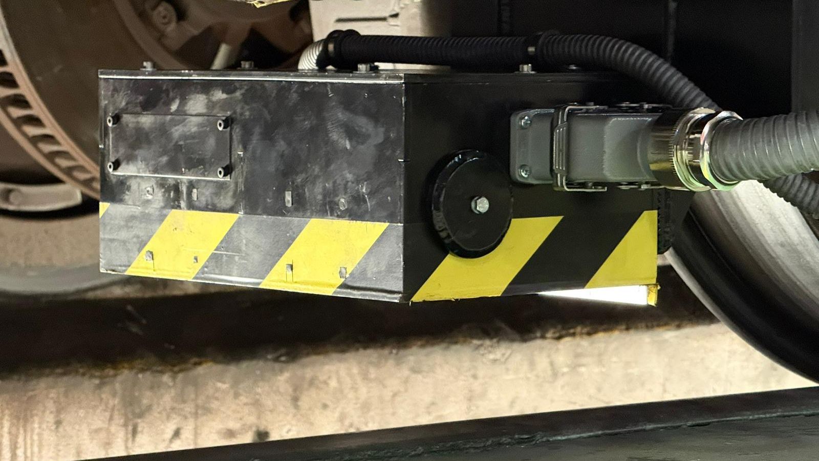 Dispositivo VmRain, instalado bajo un tren