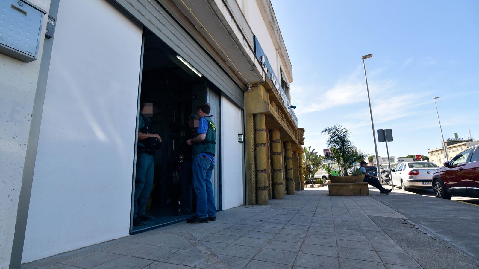 Tres agentes de la Guardia Civil conversan durante uno de los registros.