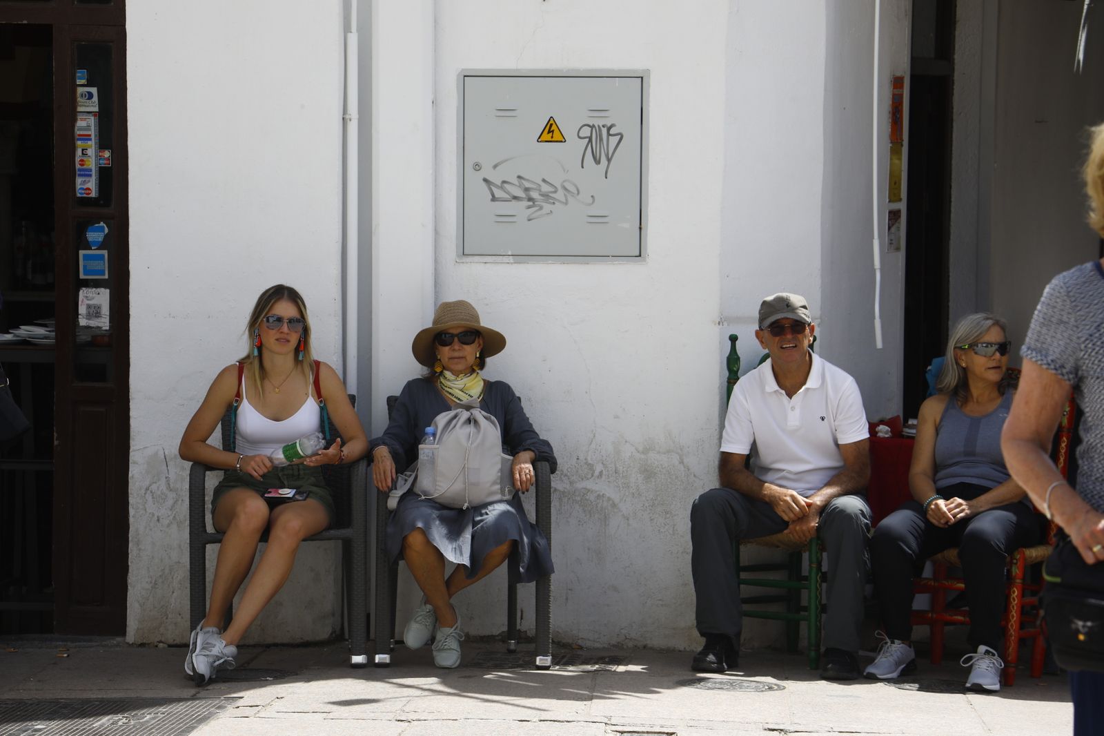 Los turistas abarrotan las calles y Las Cruces de Córdoba, en imágenes