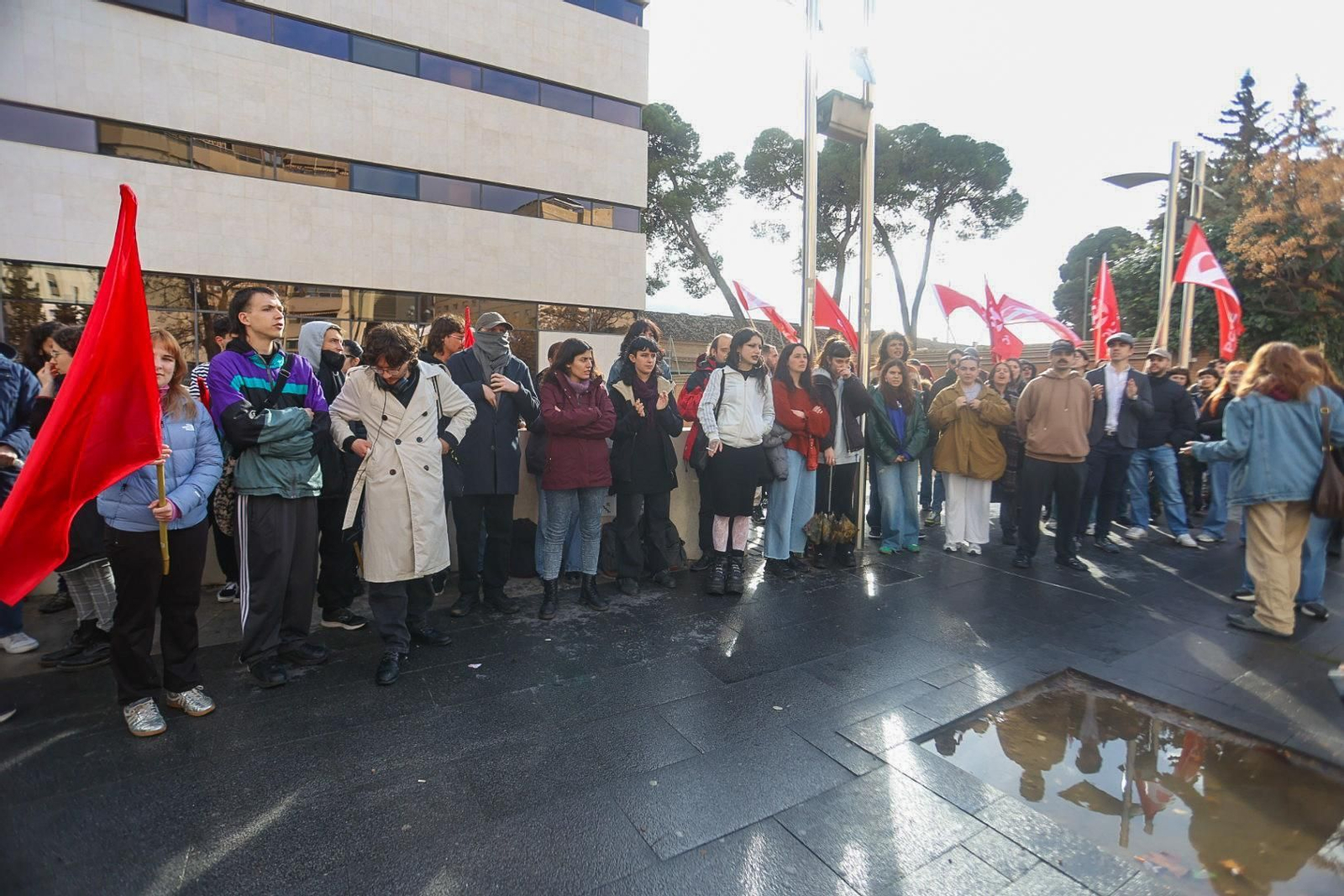 Un centenar de personas reclaman en Granada la libertad de los arrestados tras el altercado con Olona en la UGR